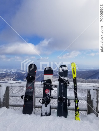 在滑雪勝地的頂部休息一下 70008908