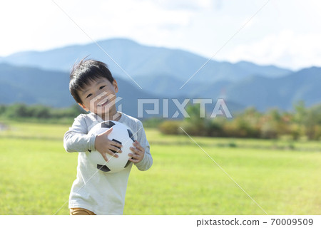 有足球的一個男孩 有足球的一個男孩 70009509