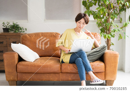 在沙發上工作的女子 在沙發上工作的女子 70010285