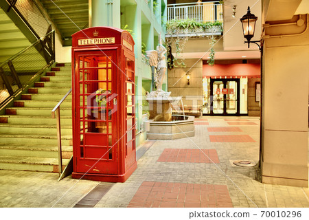 時尚的紅色電話亭，整個正面 70010296