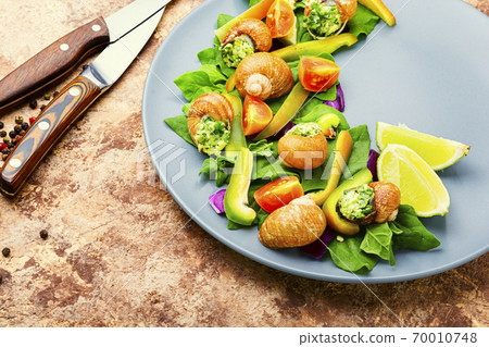 Salad with vegetables and snails 70010748