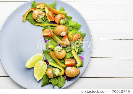 Salad with vegetables and snails 70010749