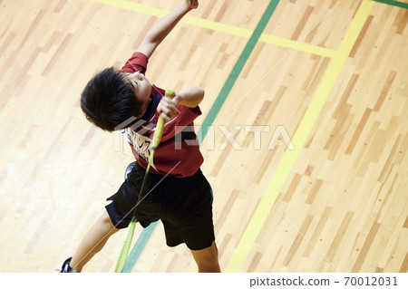 Elementary school boys playing badminton games 70012031