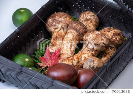 秋天的美味：松蘑菇，栗子，秋葉，烤肉 70013658