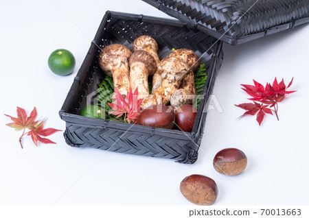 Delicious autumn taste: Matsutake mushrooms, chestnuts, autumn leaves, kabosu Delicious autumn taste: Matsutake mushrooms, chestnuts, autumn leaves, kabosu 70013663