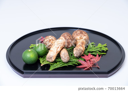 Delicious autumn taste: Matsutake mushrooms, chestnuts, autumn leaves, kabosu 70013664