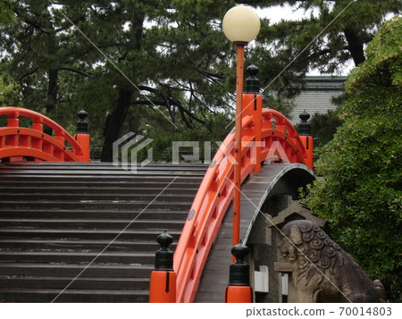 Taikobashi / Sumiyoshi Taisha that gets wet in the rain 70014803