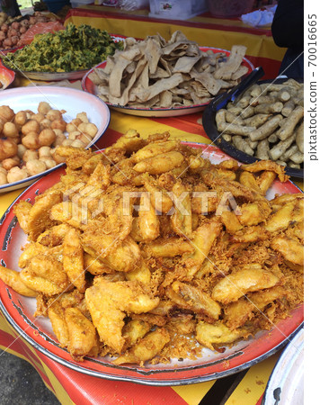 Malaysian cakes are on display for sale on the table. Sort by type to make it easier for customers to buy. 70016665