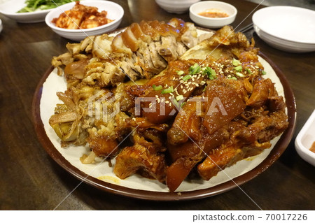 豬肉腳在盤子上 豬肉腳在盤子上 70017226