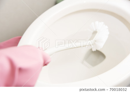 清洗馬桶的婦女 清洗馬桶的婦女 70018032