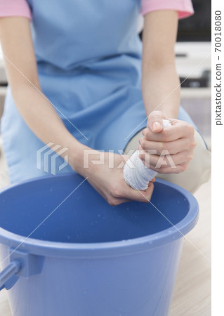 A woman's hand squeezing a rag 70018080