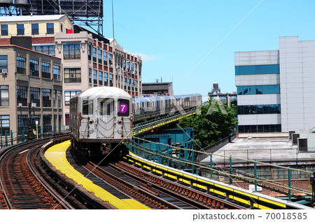 From Brooklyn to Manhattan From Brooklyn to Manhattan 70018585