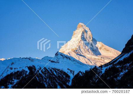 Beautiful view old village in sunrise time with Matterhorn peak background in Zermatt, Switzerland. 70020187