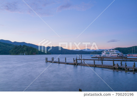 Lake Nojiri at dawn [Summer] 70020196