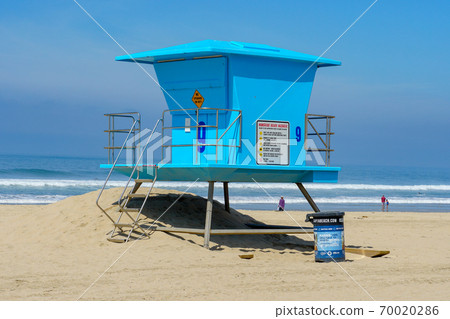 Lifeguard tower on the Huntington Beach during sunny day. 70020286