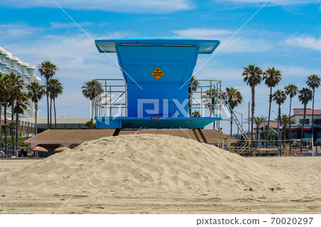 Lifeguard tower on the Huntington Beach during sunny day. 70020297