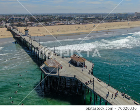 Huntington Pier with lifeguard tower for surfer. Southeast of Los Angeles. California, USA. 70020336