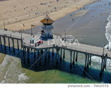 Huntington Pier with lifeguard tower for surfer. Southeast of Los Angeles. California, USA. 70020378