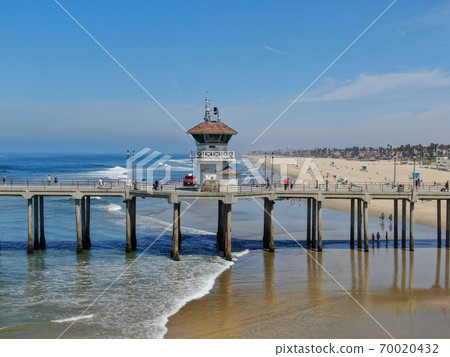 Huntington Pier with lifeguard tower for surfer. Southeast of Los Angeles. California, USA. 70020432