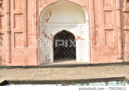 孟加拉國達卡未完成的城堡廢墟拉爾伯格堡歷史悠久的老陵墓磚紅棕色外牆 70020612