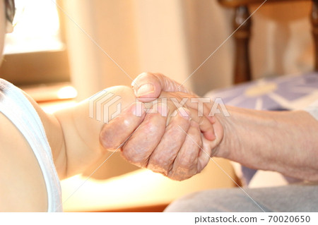 嬰兒和老人的手 70020650