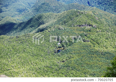 初秋的八嶽山脈,從山頂可以俯瞰Shirabiso小屋和Midori池塘。 初秋的八嶽山脈,從山頂可以俯瞰Shirabiso小屋和Midori池塘。 70020705