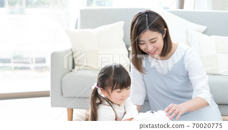 媽媽和女孩回家的時間 70020775