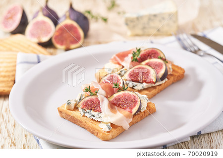 two sandwiches for breakfast with blue cheese ham and fresh figs. 70020919