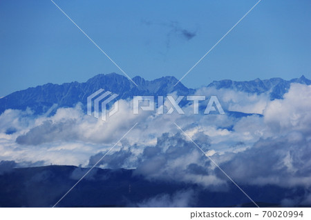 初秋的八岳嶽山脈,從Nishitengudake的山頂可以俯瞰北阿爾卑斯山的八日峰山脈, 初秋的八岳嶽山脈,從Nishitengudake的山頂可以俯瞰北阿爾卑斯山的八日峰山脈, 70020994
