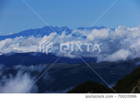 Yatsugatake mountain range in early autumn: View of the Northern Alps Yarihodaka mountain range over Kirigamine from the summit of Mt. Nishi Tengu 70020996