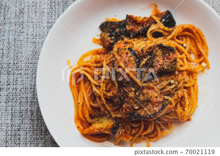 茄子和金槍魚麵食的鳥瞰圖 茄子和金槍魚麵食的鳥瞰圖 70021119