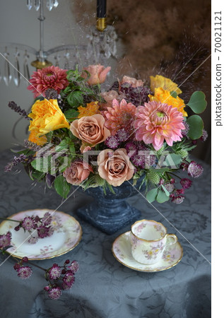 達利婭和玫瑰的秋天色彩表安排 達利婭和玫瑰的秋天色彩表安排 70021121