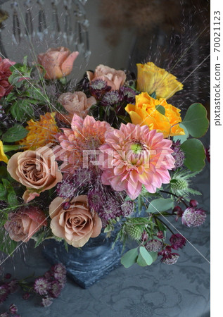 Autumn color table arrangement of dahlia and roses 70021123