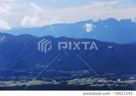 初秋的八岳嶽山脈，從西天宮山的山頂俯瞰伊里卡薩山的中央阿爾卑斯山 70021291