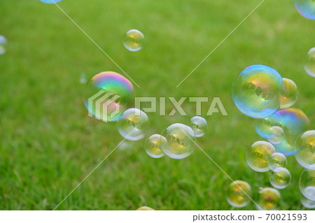 在公園裡追一個shabon球 70021593