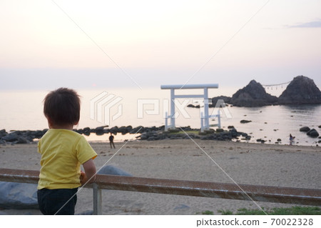 孩子們看著Meotoiwa 70022328