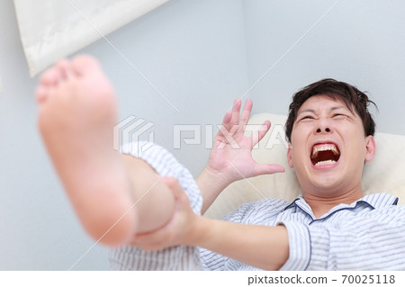 A man who suddenly feels stiff when sleeping 70025118