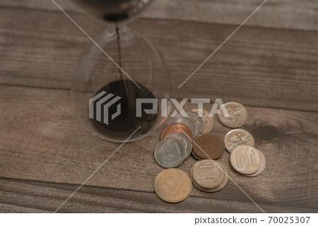 Hourglass money Hourglass money 70025307