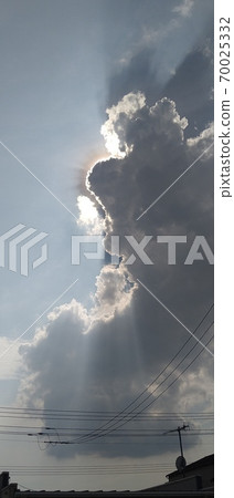 Sunlight from cloudy sky and angel's ladder 70025332