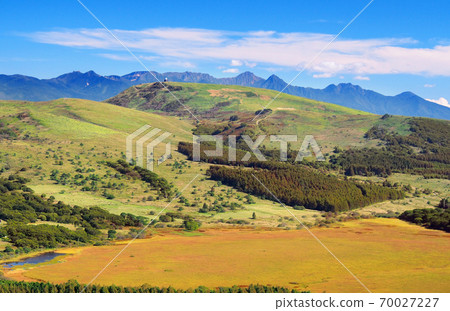 秋天的沼澤和草原山脈，連續八岳[Washigamine的景色] 70027227