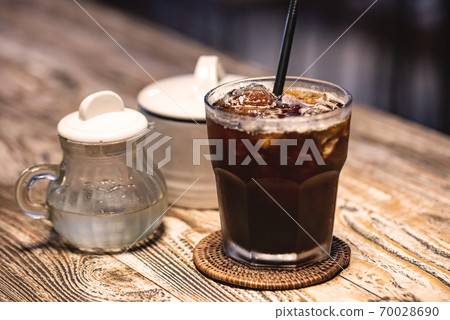木紋桌上冰咖啡，糖漿和糖 70028690