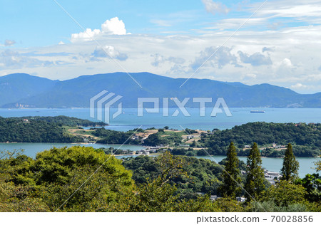 Seeing a ship going offshore in preparation for a typhoon from the hill of Ushimado Seeing a ship going offshore in preparation for a typhoon from the hill of Ushimado 70028856