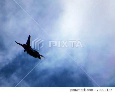 F-16戰鬥機在天上飛 F-16戰鬥機在天上飛 70029127