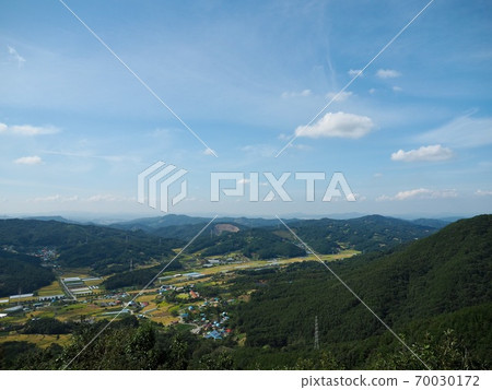 韓國稻田，天空和山脈 70030172