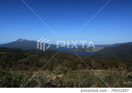 從北海道木地引高原看駒岳與大沼國定公園 從北海道木地引高原看駒岳與大沼國定公園 70032897