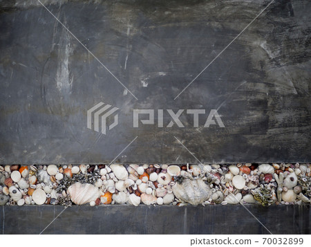 The black cement wall is decorated with shells The black cement wall is decorated with shells 70032899
