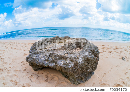 岩石度假勝地的藍色大海 70034170