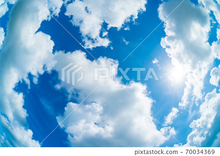 陽光普照的藍天和白雲 陽光普照的藍天和白雲 70034369