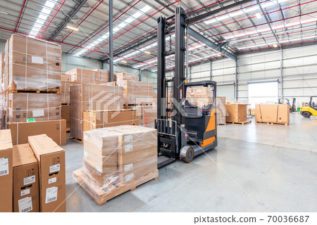 [Warehouse] [Logistics] Forklifts parked in the warehouse 70036687