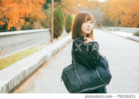 高中女生走在秋天的城市 70036831
